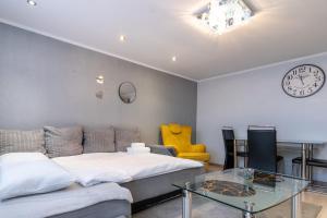 Park Śląski 18th Floor Apartment by BookingHost