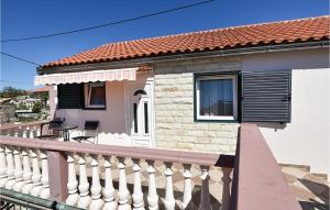 2 Bedroom Awesome Apartment In Privlaka