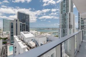 Amazing 2 BR 30th Floor Downtown Free Parking