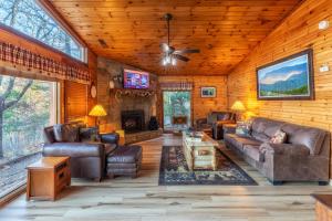 Real Log Cabin With Amazing Views, Hot Tub, Sauna, Games