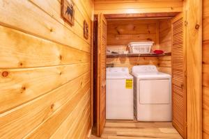 Real Log Cabin With Amazing Views, Hot Tub, Sauna, Games