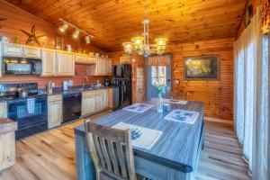 Real Log Cabin With Amazing Views, Hot Tub, Sauna, Games