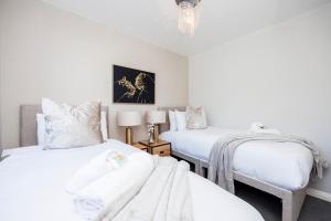 4 Bed Townhouse in Uxbridge Ideal For Families or Contractors By AV Stays Short Lets