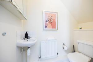 4 Bed Townhouse in Uxbridge Ideal For Families or Contractors By AV Stays Short Lets