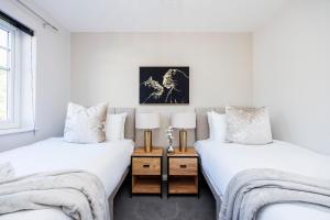 4 Bed Townhouse in Uxbridge Ideal For Families or Contractors By AV Stays Short Lets