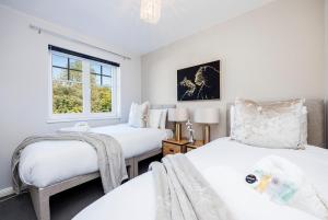 4 Bed Townhouse in Uxbridge Ideal For Families or Contractors By AV Stays Short Lets