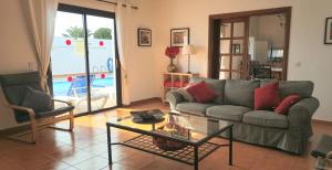 Casa Georgiana, central Playa Blanca, private heated pool
