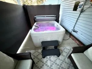 Parma Ranch with Hot Tub and Game and Media Room - Strongsville