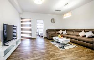 Nice Home In Donji Prolozac With Wifi 