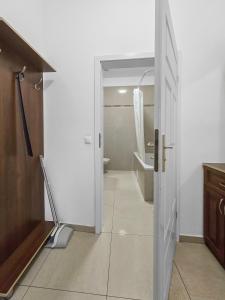 Two-Bedroom Balcony Retreat for 4 Near Millennium Tower