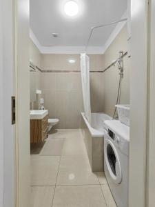 Two-Bedroom Balcony Retreat for 4 Near Millennium Tower