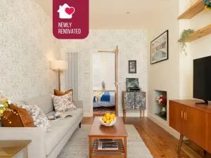 The Lorelei Chic Urban Retreat with Terrace in Brighton - Pyecombe