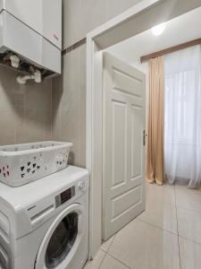 Two-Bedroom Balcony Retreat for 4 Near Millennium Tower