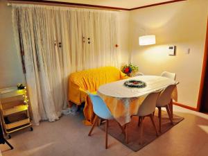 Seoul, 3 rooms, Gimpo Airport, free parking, 1 PM check-out, super close to the station, 10 people, warm accommodation, 4 beds, Hongdae, Jongno, Myeongdong