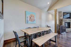 Luxury Home - Sleeps 10 - Fireplace & Mountain View condo