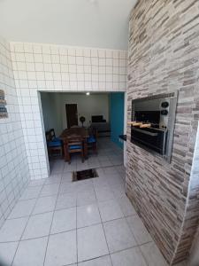 Aconchego na Enseada Azul! Apto com churrasqueira, área gourmet e Ar condicionado a 150m da praia