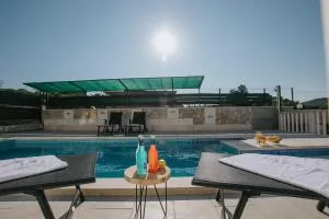 Geräumiges Ferienhaus Mit Pool Für 9 Personen - Vrsine