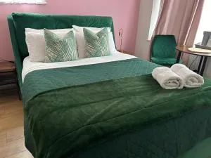 The Lily Pad near Poole Dorset Self contained private entrance and free parking - 温伯恩大教堂