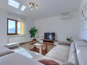 Holiday Home Tina by Interhome