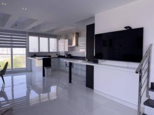 Luxury 2Bed 2Bath PH Steps from Mall Viva