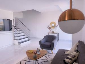 Luxury 2Bed 2Bath PH Steps from Mall Viva