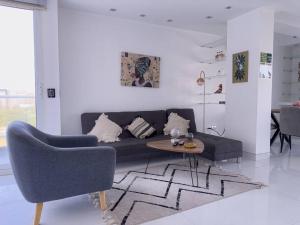 Luxury 2Bed 2Bath PH Steps from Mall Viva