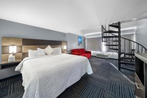 Townhouse Suite with Two King Beds Smoke Free room in The Admiralty Inn & Suites