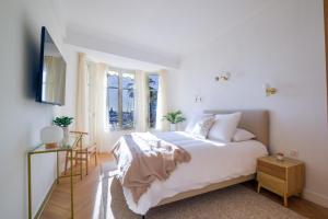 4A - APARTMENT FACING PORT & Town Hall