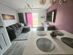 Jasmin's House, 2 bedroom house, private Parking - Hardingstone