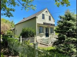 The Doctor 1781 House on the Litchfield Green - West Cornwall