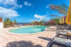 Bungalow confortable à Bouillante, 40 m² avec piscine partagée - 3hvězdičkové hotely ve městě Bouillante