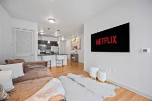 NEW! Luxury Champagne Towers Kingbed FreeParking