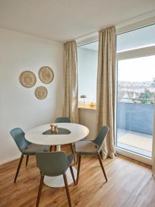 RESIDERY moderne, zentrale Wohnung mit Arbeitsplatz, Balkon und Stadtblick