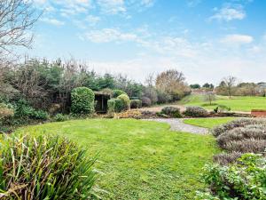 2 Bed in Robin Hoods Bay G0179
