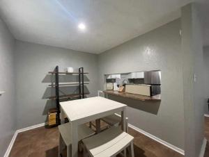 Charming 2-Bedroom 1-Bath Home Close to Downtown