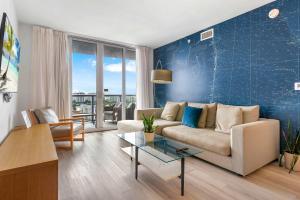 Deluxe Apartment with Balcony Gym & Pool