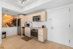 Top Luxury Apartment with Pool & Gym