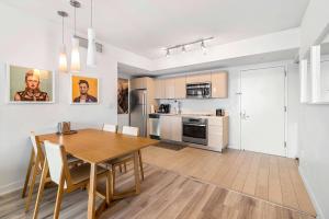 Top Luxury Apartment with Pool & Gym