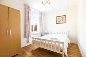 Stylish 4-Bed Home in Egham Surrey near airport