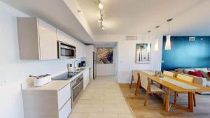 1 BR Modern Resort Balcony Gym & Amazing Pool