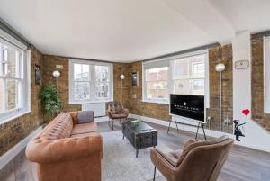 Large 1 bedroom studio in Old St
