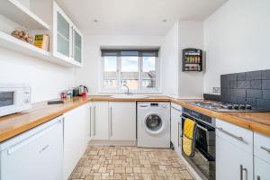 Bright spacious 2 bedroom flat in Zone One