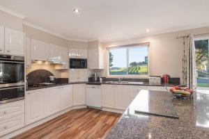 4 BR house near beach sleeps 9