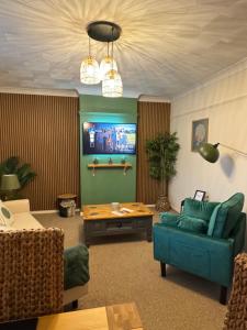 Cherry Blossom Apartment - 3 bed, parking, garden