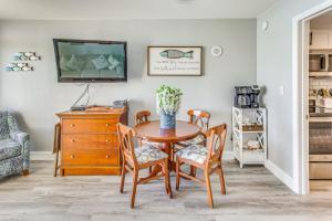 Remodeled Condo with Hot Tub in N Myrtle Beach!