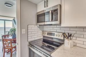 Remodeled Condo with Hot Tub in N Myrtle Beach!