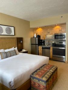 The Grand Summit Hotel in the Canyons Village - Walk to Ski Lift - Pool, Gym, Spa, More!