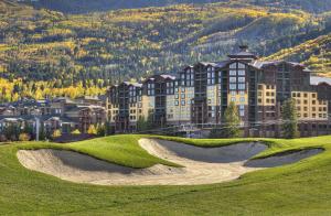 The Grand Summit Hotel in the Canyons Village - Walk to Ski Lift - Pool, Gym, Spa, More!