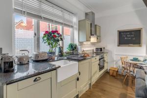 Central Holiday Home Full Kitchen with Parking