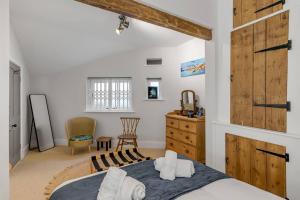 Central Holiday Home Full Kitchen with Parking